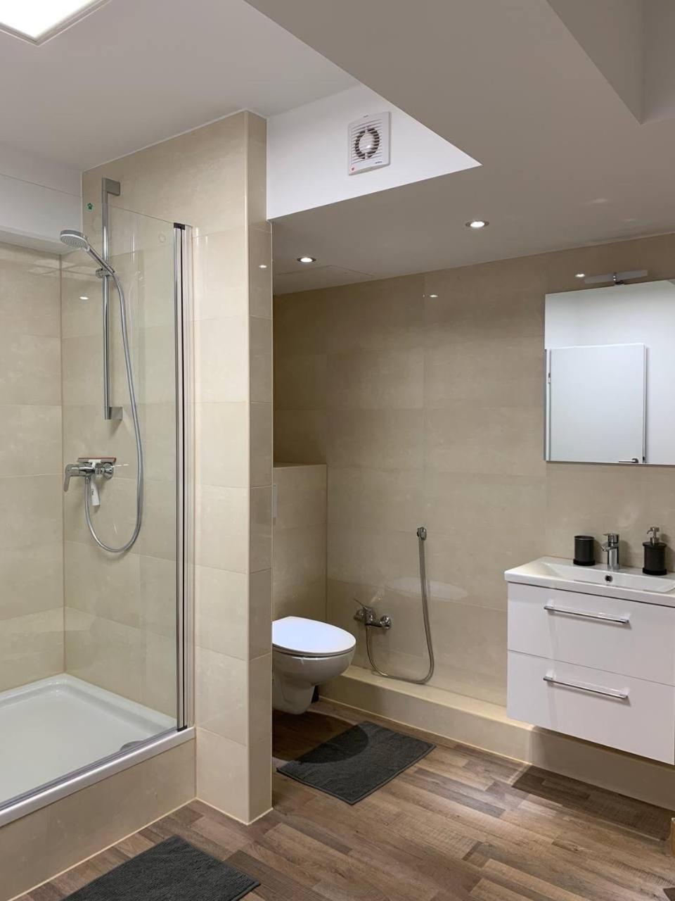 Central Private Rooms In Popular Neighborhood! Кёльн Экстерьер фото